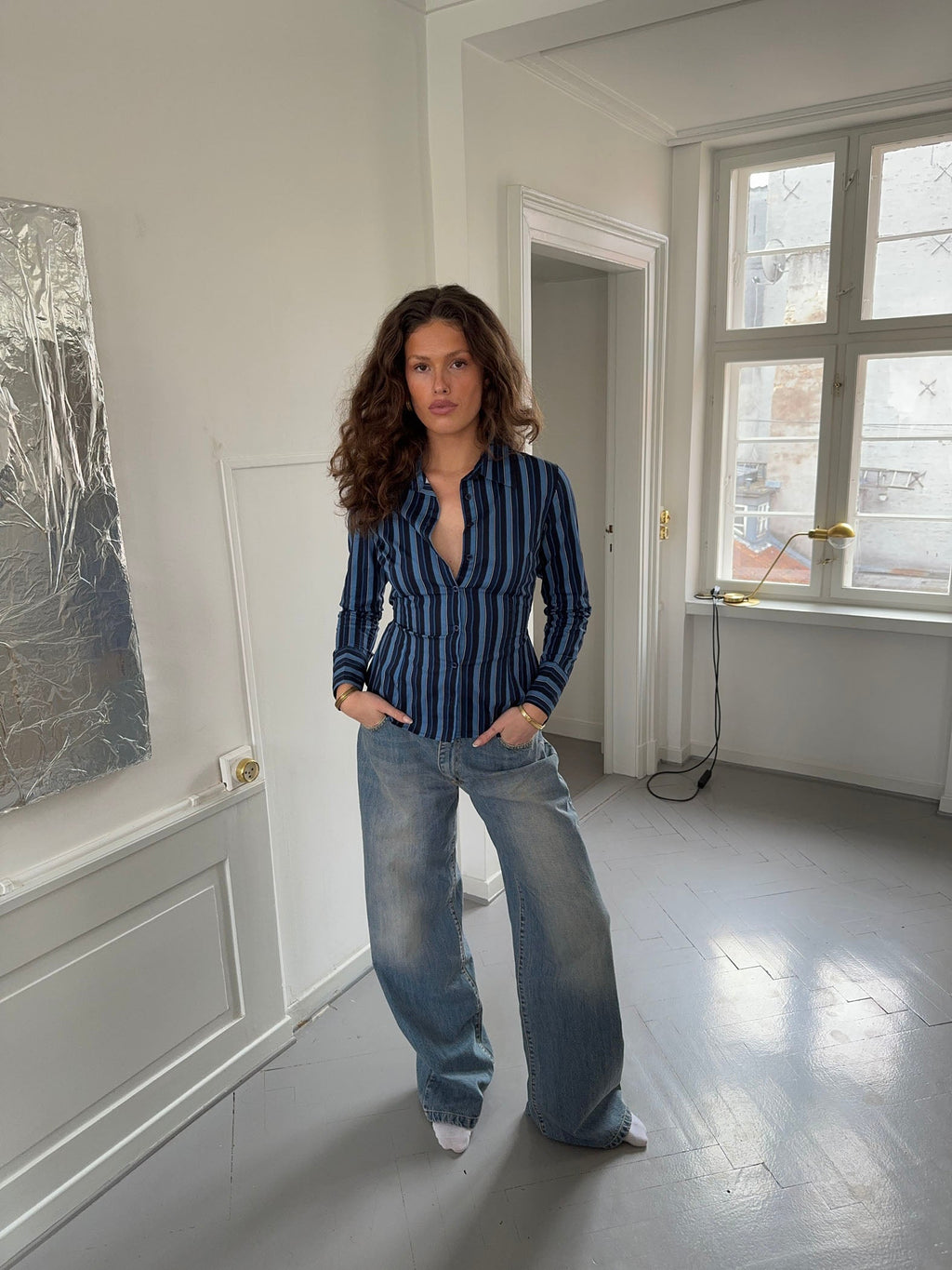 Alberte Getailleerd Overhemd met Strepen – Donkerblauw/Zwart.