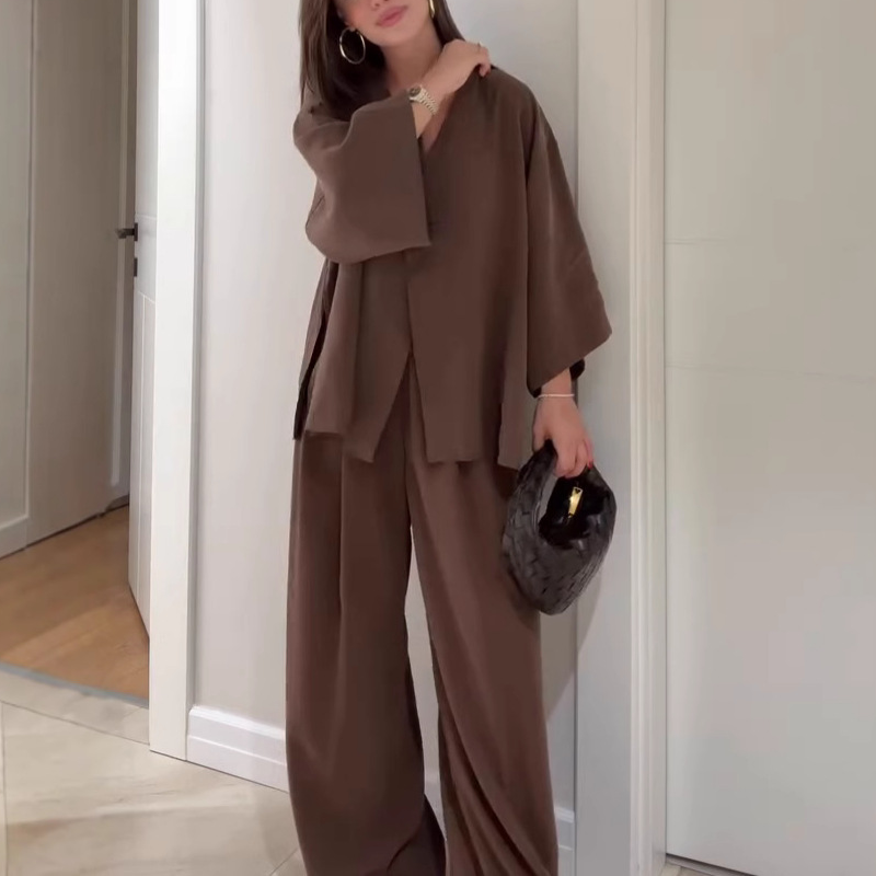 Tweedelig damespak: Elegante top met V-hals & broek met wijde pijpen