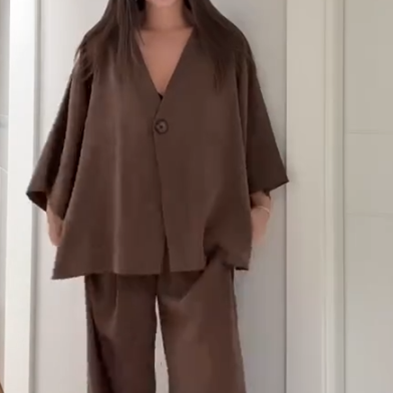 Tweedelig damespak: Elegante top met V-hals & broek met wijde pijpen