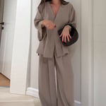 Tweedelig damespak: Elegante top met V-hals & broek met wijde pijpen