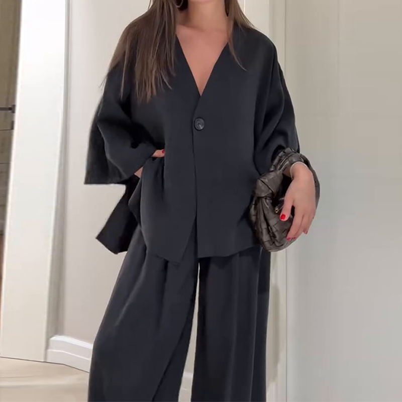 Tweedelig damespak: Elegante top met V-hals & broek met wijde pijpen