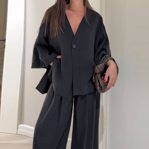 Tweedelig damespak: Elegante top met V-hals & broek met wijde pijpen